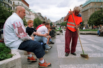 Menschen auf dem Wenzelsplatz in Prag