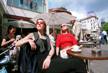 Menschen im Cafe am Kurfuerstendamm in Berlin