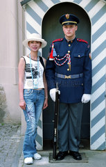 Touristin neben einem Wachsoldaten in Prag