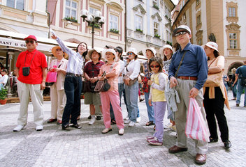 Touristen auf dem Altstaedter Ring in Prag