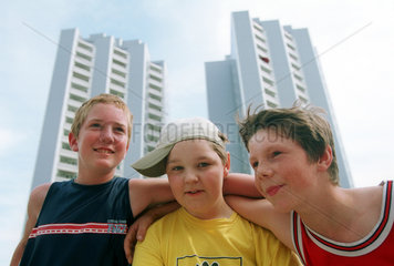 Jungen vor Hochhaeusern in Berlin-Marzahn