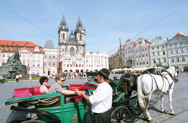 Touristen bezahlen den Droschkenkutscher in Prag