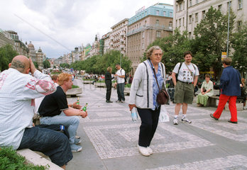 Menschen auf dem Wenzelsplatz in Prag