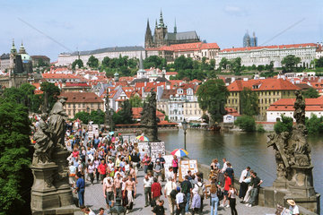 Viele Touristen auf der Karlsbruecke in Prag