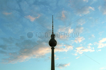 Bewoelkter Himmel ueber dem Fernsehturm in Berlin
