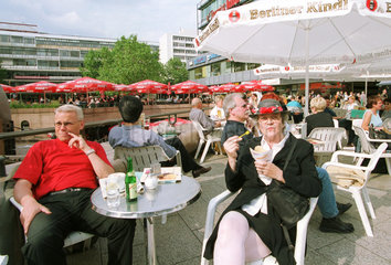 Menschen im Cafe auf dem Breitscheidplatz in Berlin