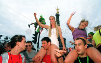 Junge Leute feiern auf Loveparade 2002 in Berlin