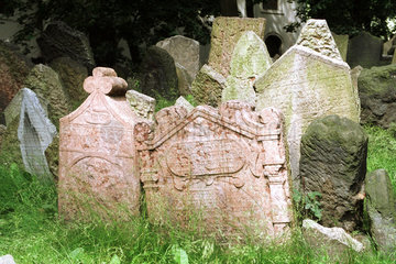 Grabsteine auf dem Alten Juedischen Friedhof in Prag