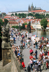 Viele Touristen auf der Karlsbruecke in Prag