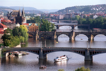 Die Moldau mit ihren Bruecken in Prag