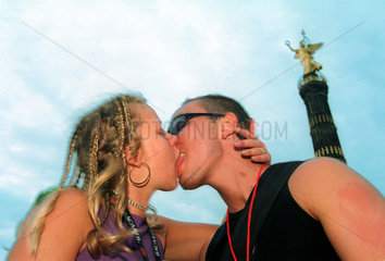 Kuessendes Paar auf der Loveparade 2002 in Berlin