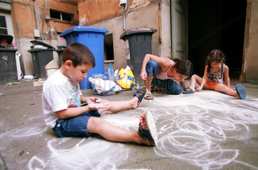 Kinder malen in einem Hinterhof in Berlin