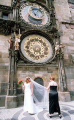 Braut vor der astronomischen Uhr in Prag
