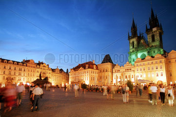 Touristen am Altstaedter Ring in Prag