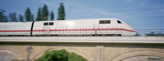 Ein fahrender Zug der Deutschen Bahn AG