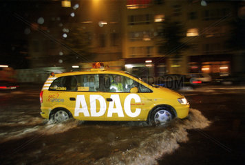ADAC faehrt durch eine ueberflutete Strasse in Berlin