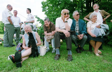 Rentner auf einer Wiese in Lidice (Tschechien)
