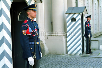 Zwei Wachsoldaten vor der Prager Burg in Prag
