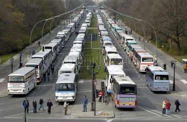 Sehr viele Reisebusse in Berlin