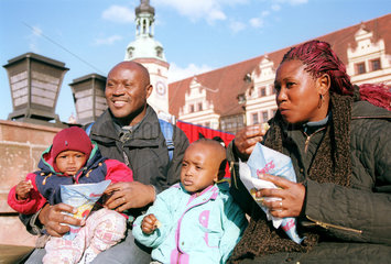 Familie isst Pommes Frites am Marktplatz in Leipzig
