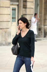 Nancy  Frankreich  junge Frau telefoniert mit ihrem Handy