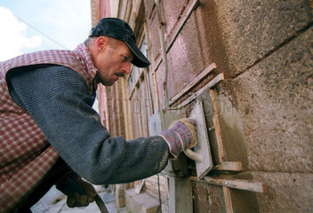 Polnischer Handwerker beim restaurieren des Stucks