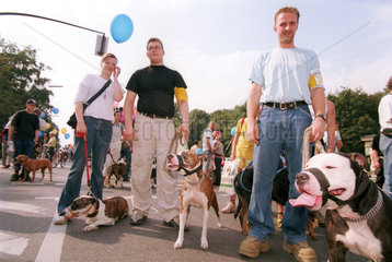 Hundefreunde auf der Fiffi-Parade in Berlin