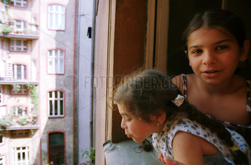 Maedchen am Fenster zu einem Berliner Hinterhof
