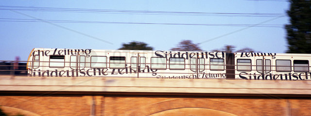 Eine S-Bahn mit Schriftzug der Sueddeutschen Zeitung