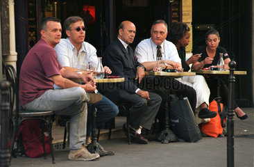 Menschen an Tischen eines Strassencafes in Paris