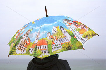 Zingst  Regenschirm mit Stadt als Muster am Meer