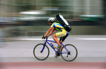 Sportliche Fahrradfahrerin im Stadtverkehr