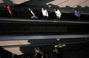 Menschen auf einer Rolltreppe in Paris