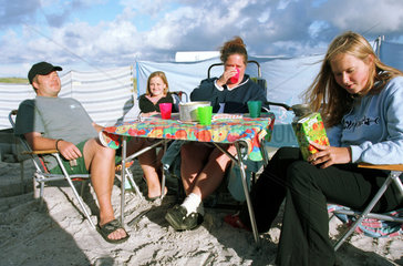 Prerow  Familie am Tisch auf einem Campingplatz an der Ostsee