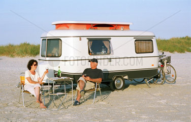 Prerow  Paar vor Wohnwagen auf Campingplatz an der Ostsee
