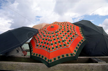 Zingst  Menschen unter Regenschirmen