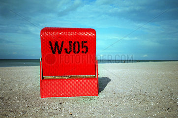 Prerow  roter Strandkorb an leerem Strand an der Ostsee