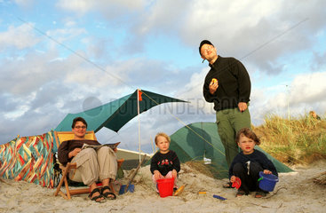 Prerow  Familie zeltet in den Duenen an der Ostsee