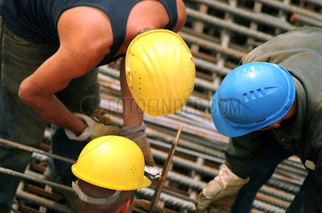 Helme arbeitender Bauarbeiter
