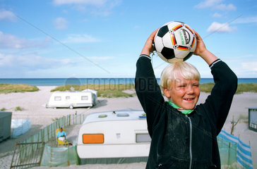 Prerow  Junge mit Fussball an der Ostsee
