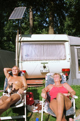 Berlin  Paar sonnt sich auf einem Campingplatz