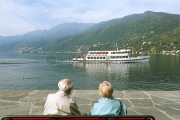 Rentnerpaar auf einer Bank am Lago Maggiore/ Schweiz