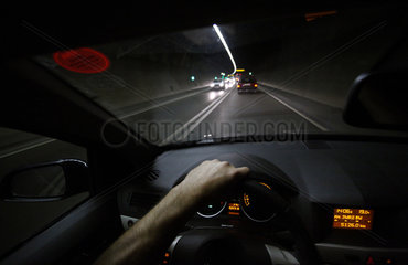Stuttgart  Deutschland  Autofahrer im Heslacher Tunnel