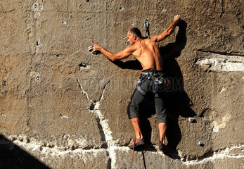 Berlin  ein Mann erklettert eine Wand