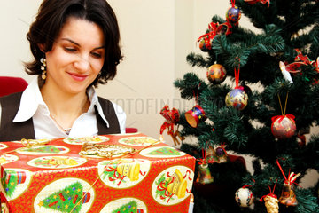 Berlin  eine junge Frau mit Weihnachtsgeschenk