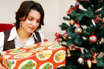 Berlin  eine junge Frau mit Weihnachtsgeschenk