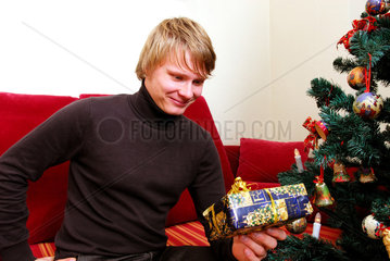 Berlin  ein junger Mann mit Weihnachtsgeschenk
