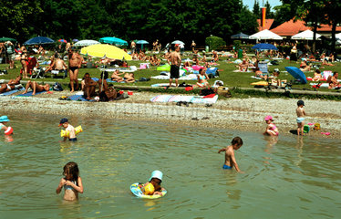 Starnberg  Kinder baden im Starnberger See