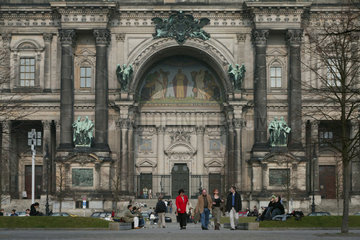Berlin  Touristen vor dem Berliner Dom