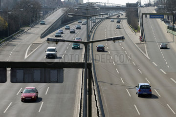 Berlin  Stadtautobahn mit Auffahrt und Abfahrt
